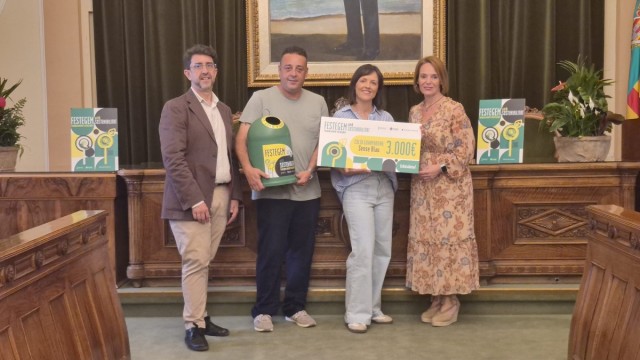 Castelló entrega a la colla 'Sense Blau' los 3.000 euros del premio de la campaña de reciclaje en Magdalena