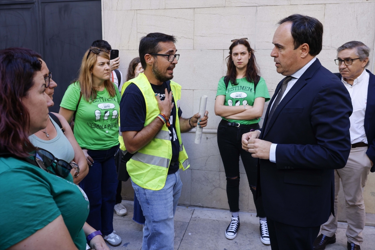 El dilema de Pérez Llorca entre atacar al profesorado o mantener la moderación