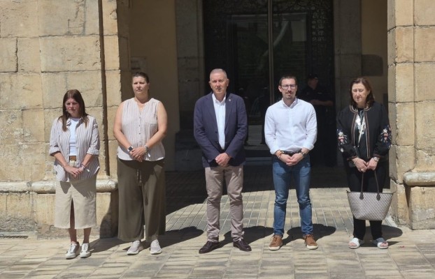 Castelló se suma a la condena del asesinato de una mujer y su hijo en Alicante con un minuto de silencio