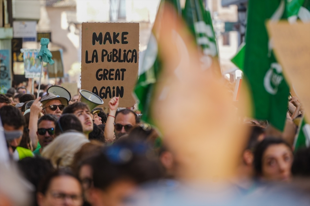 Concentración de docentes frente a Les Corts este jueves.