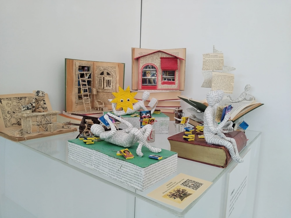 La biblioteca de Murcia donde pasan cosas: cuatro exposiciones sorprenden y llenan de creatividad la BRMU