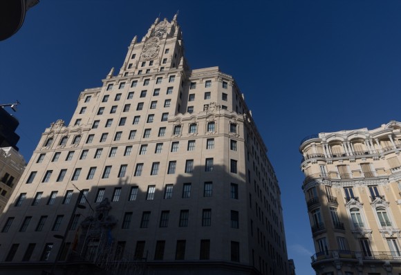 Telefónica seguirá alojada en su edificio de Gran Vía como inquilina de Tomás Olivo tras la venta del inmueble