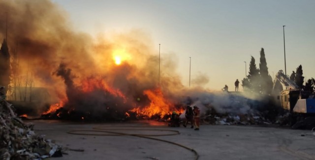 Un incendio afecta a una planta de residuos en el Polígono Industrial Juan Carlos I