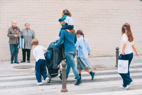 El alza de costes aprieta a las familias numerosas: solo el 35% llega a final de mes sin dificultades