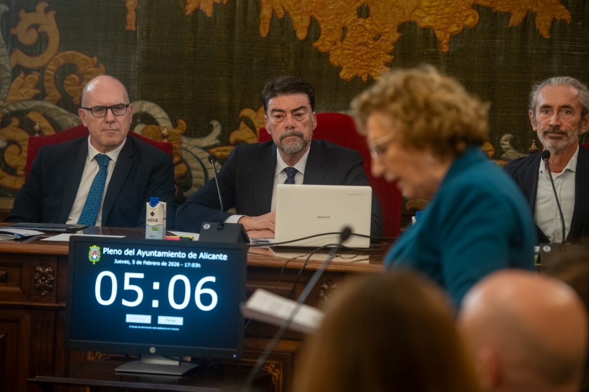Villar, Barcala y el vicesecretario, en un pleno, ante una intervención de Barceló. - Foto: RAFA MOLINA Villar, Barcala y el vicesecretario, en un pleno, ante una intervención de Barceló.
