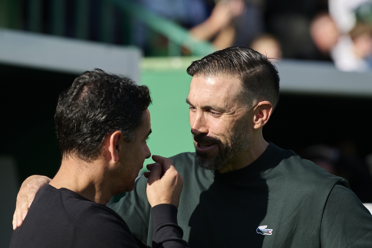 Los ténicos de ambos conjuntos antes del inicio de la cita de la primera vuelta