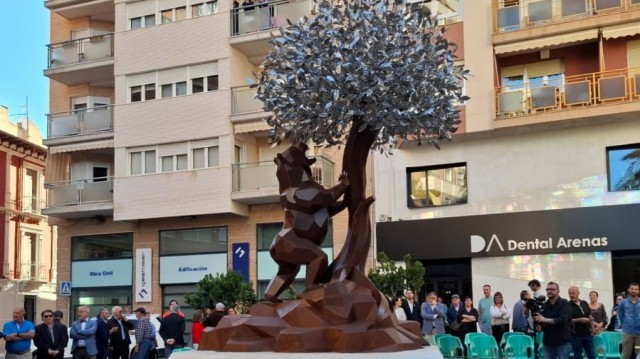 Villena reinterpreta la escultura del oso y el madroño en el 120 aniversario del escultor Navarro Santafé