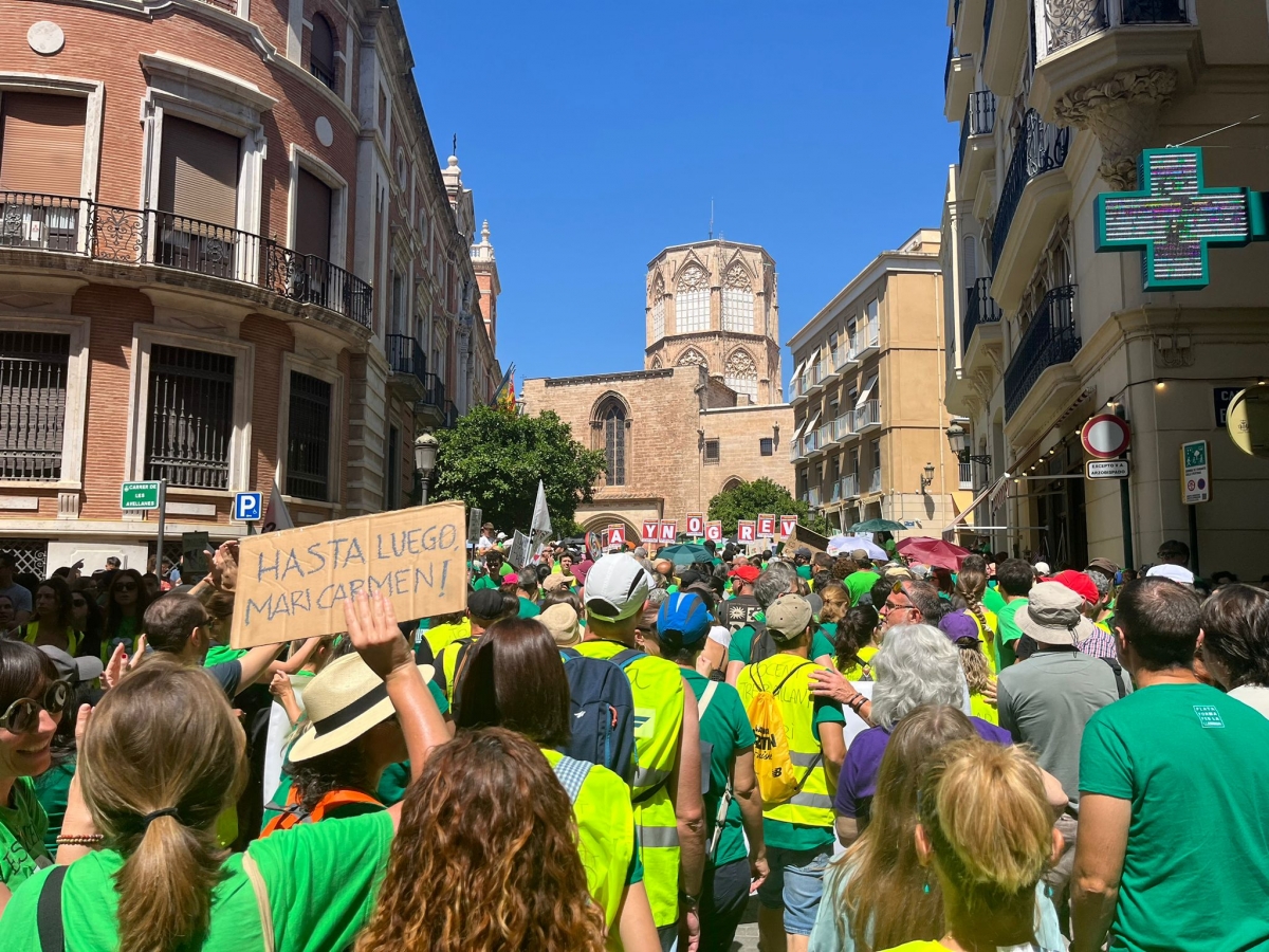 Miles de docentes y estudiantes marchan desde la Conselleria de Hacienda y reclaman la dimisión de Ortí