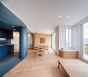 El ático en Murcia con un 'pedacito' de mar en su interior: un volumen de color 'azul egeo' protagoniza y organiza el espacio 