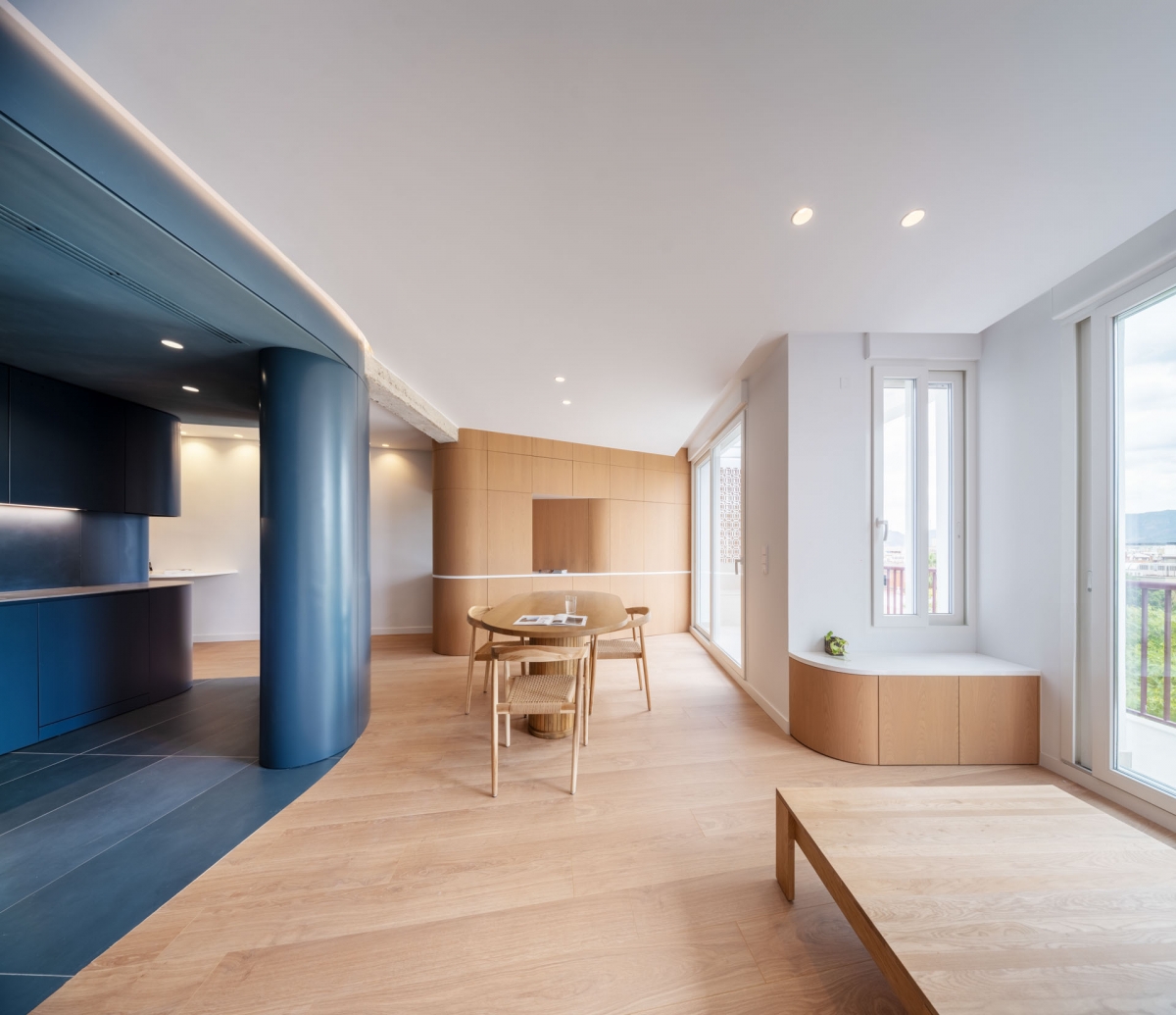 El ático en Murcia con un 'pedacito' de mar en su interior: un volumen de color 'azul egeo' protagoniza y organiza el espacio 