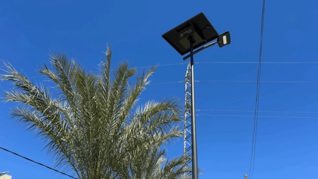 El Ayuntamiento de Elche mejora la iluminación en Peña de las Águilas con nuevas farolas solares