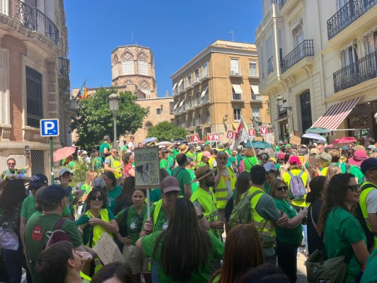 El profesorado completa dos semanas de huelga con una demostración de fortaleza en las calles