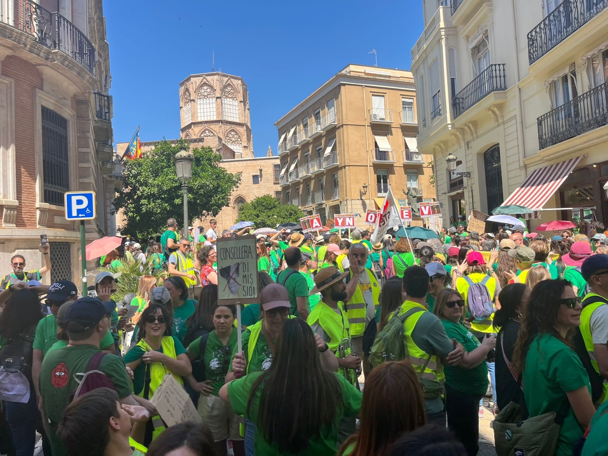 El profesorado completa dos semanas de huelga con una demostración de fortaleza en las calles