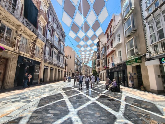 El Plan Sombra transforma el centro de Cartagena: así luce el primer tramo instalado