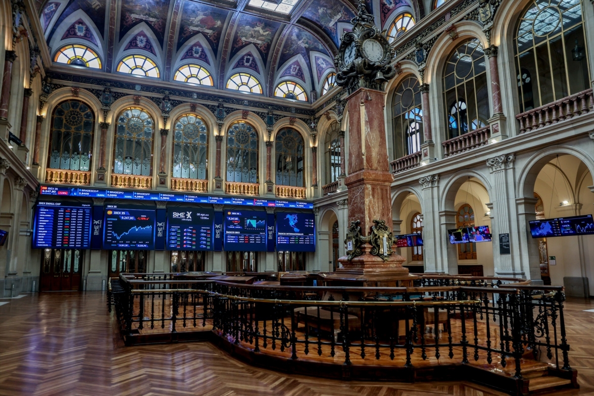 El Ibex 35 sube un 2,06% en la semana, aunque no logra aguantar los 18.000 puntos