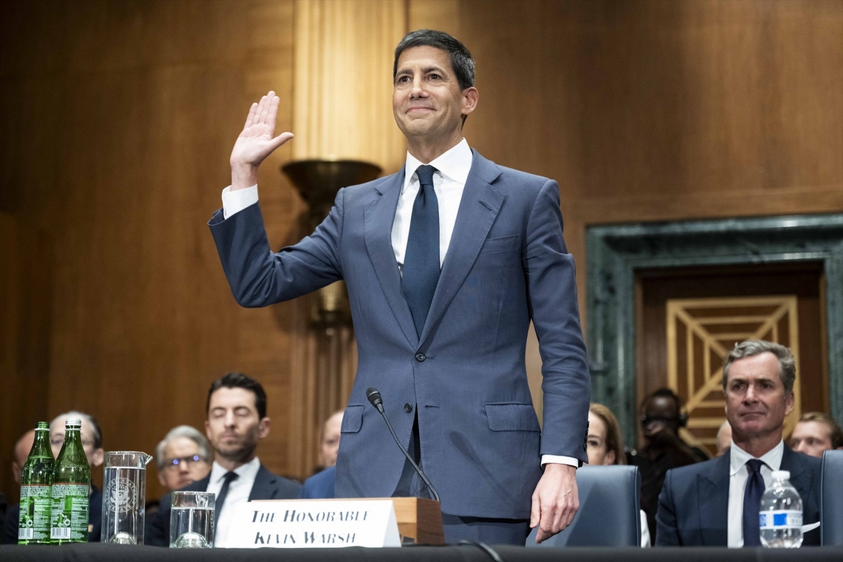 Kevin Warsh jura su cargo como presidente de la Fed ante Donald Trump en la Casa Blanca