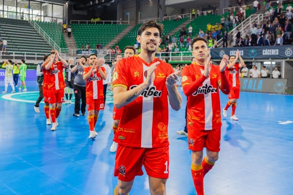 Dos autobuses fletados por la Comunidad para ayudar al Jimbee a ganar su primera Copa del Rey