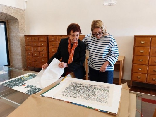 La Biblioteca Valenciana amplía su fondo gráfico con la donación de serigrafías y grabados de Rosa Torres
