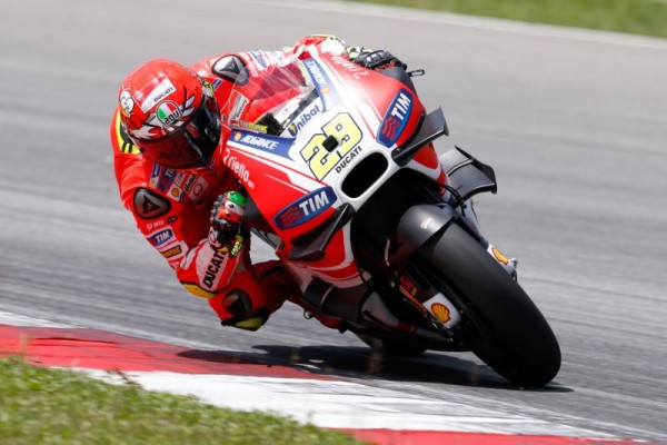 Iannone 'vuela' sobre la larga recta de Mugello para acabar líder