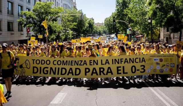 Miles de educadoras infantiles de la Región de Murcia y otras ocho comunidades colorean de amarillo las calles de Madrid