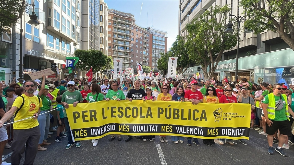 Una marea de profesores y familias llena València tras 10 días de huelga: 