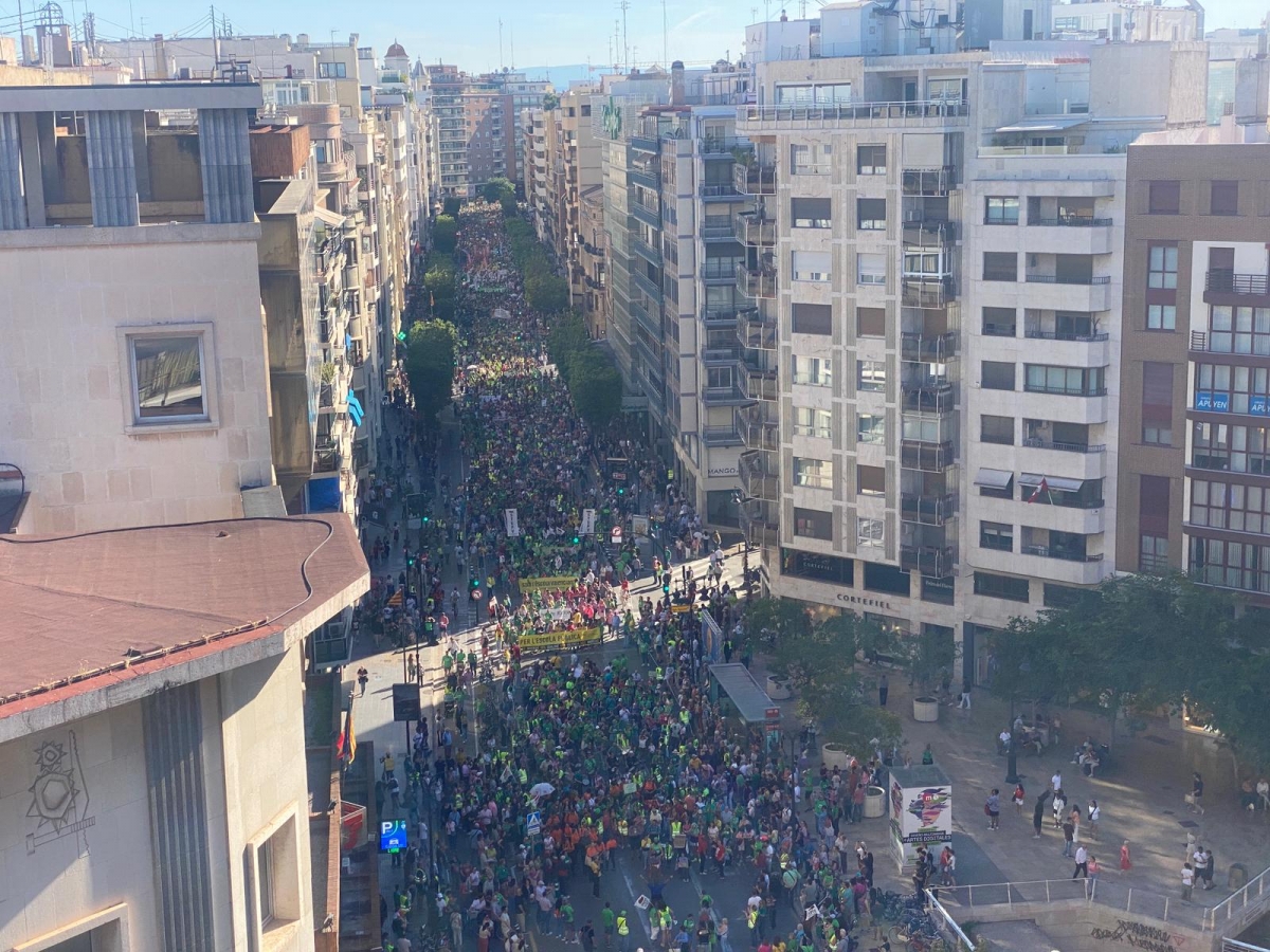 Una marea de profesores y familias llena València tras 10 días de huelga: 