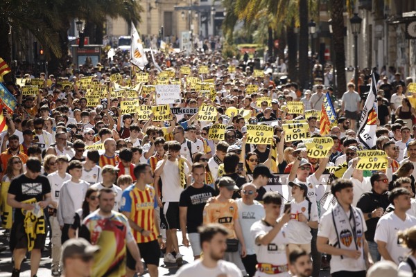 Miles de valencianistas protestan por la gestión de Lim y contra las autoridades locales