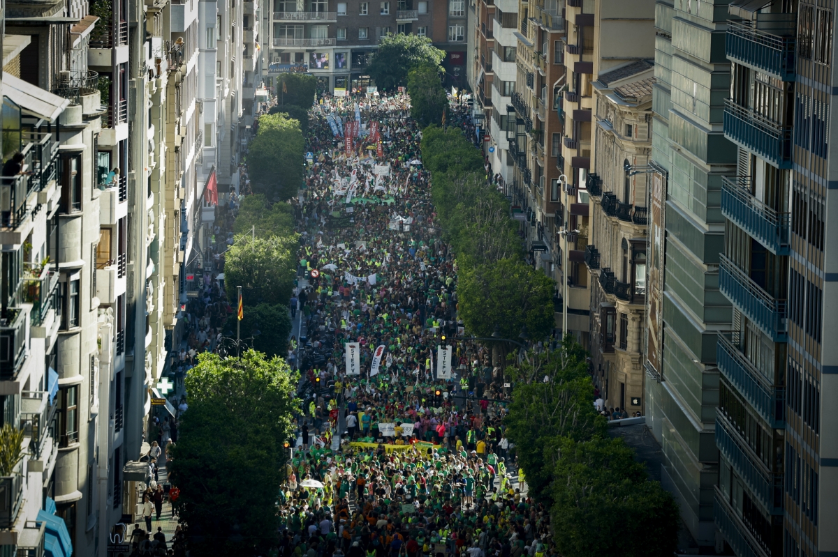 Una marea de profesores y familias llena València tras 10 días de huelga: 
