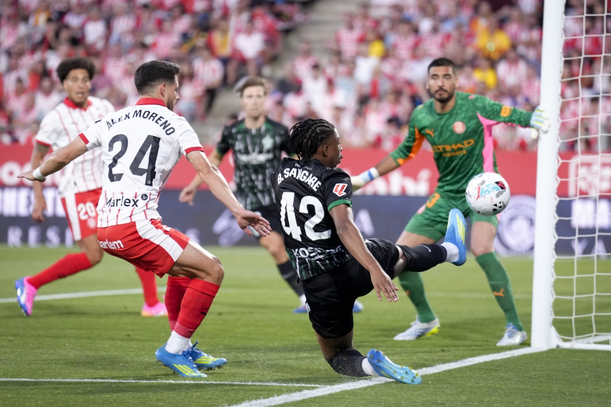 Buba Sangaré y Álex Moreno disputan un balón