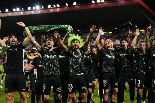 Elche amanecía este domingo tan exhausta como feliz: su equipo seguirá codeándose con los grandes del fútbol español