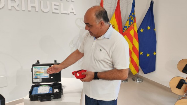 Orihuela instala medio centenar de desfibriladores en plazas, edificios municipales y coches patrulla