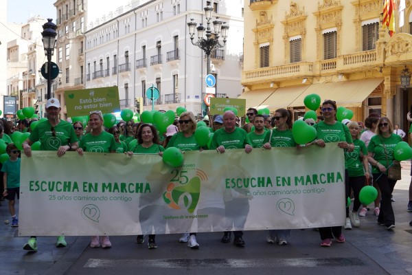 Una marea verde recorre Castelló en la caminata solidaria por los 25 años del Teléfono de la Esperanza