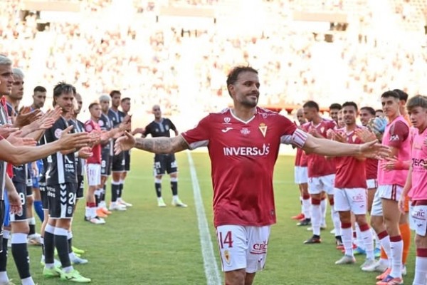 El Murcia brinda a Pedro León el adiós que merece: el símbolo se va con goleada del equipo de su corazón
