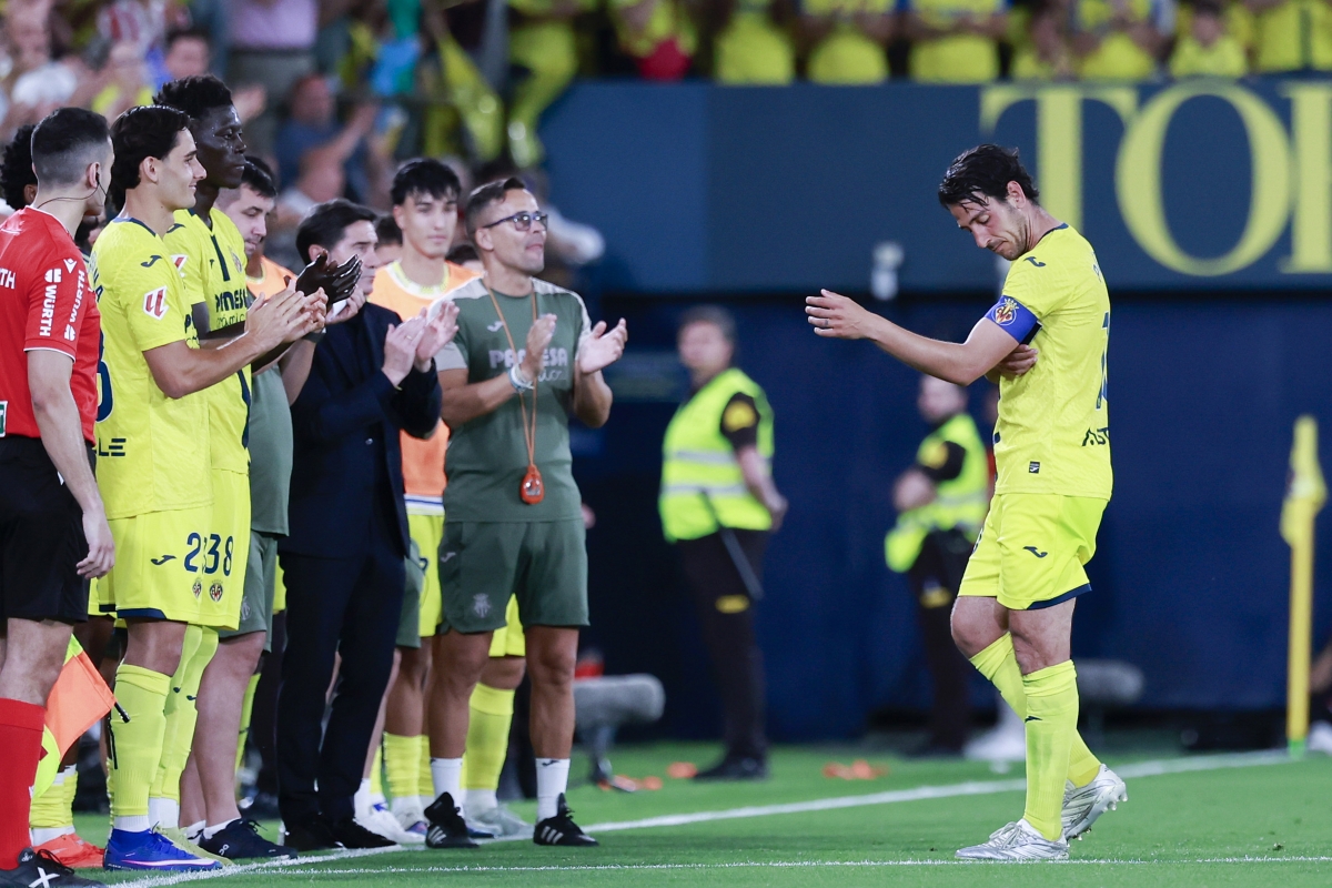 Parejo entrega el brazalete de capitán en su último partido con el equipo.