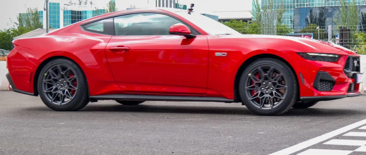 El Ford Mustang Dark Horse bautiza Madring con la histórica primera vuelta al circuito más emocionante de la Fórmula 1