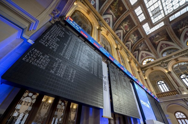 El Ibex 35 abre la sesión con un alza del 1,3% y supera los 18.200 puntos, con el petróleo a la baja