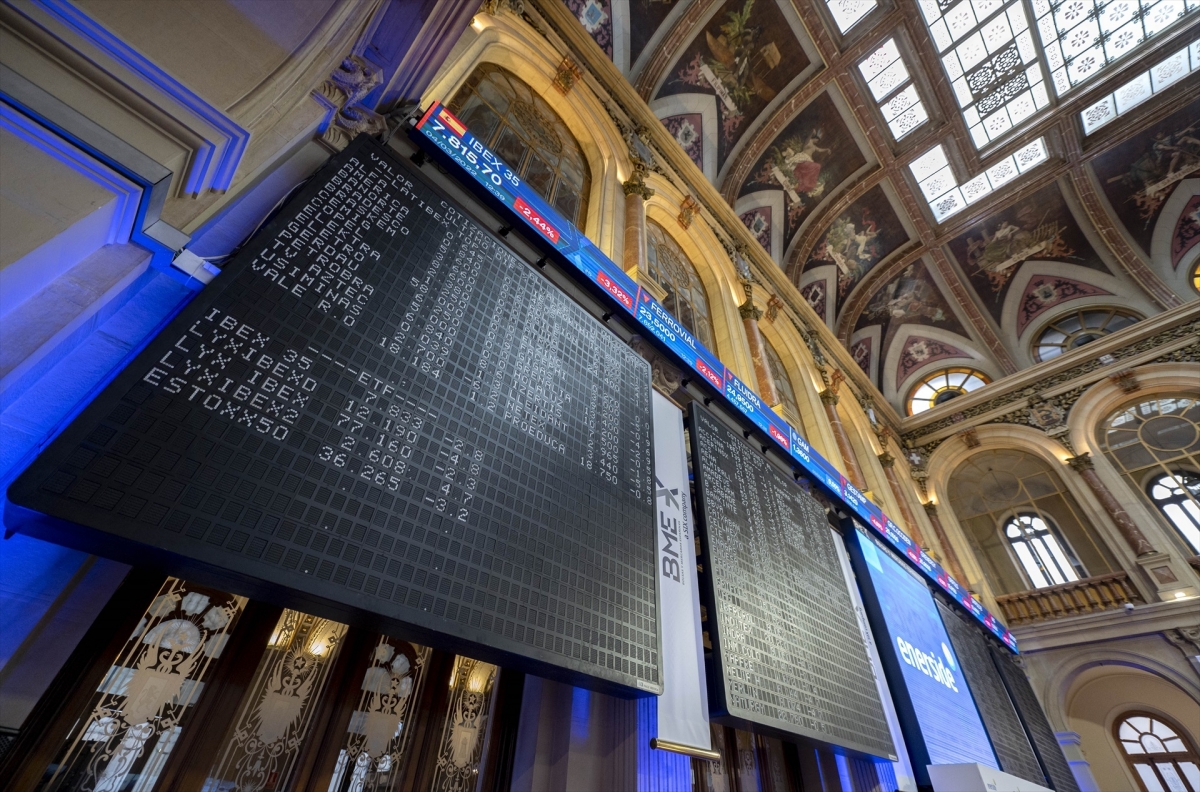 El Ibex 35 abre la sesión con un alza del 1,3% y supera los 18.200 puntos, con el petróleo a la baja