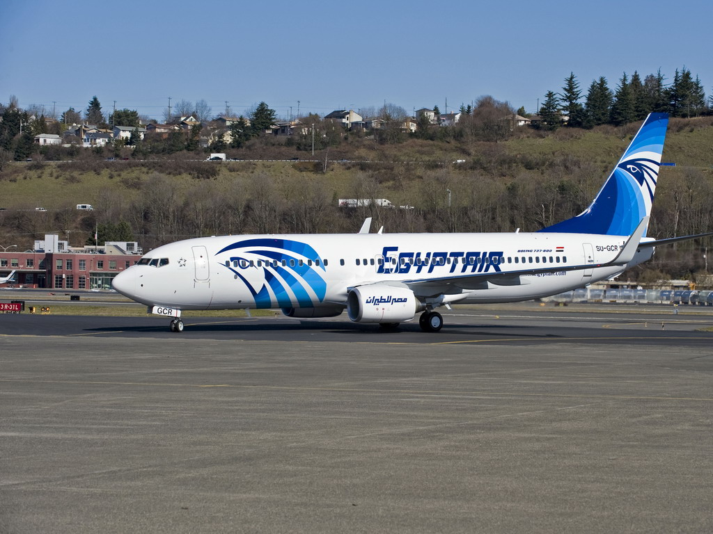 Encontrados restos humanos, un asiento y equipaje del avión de Egypt Air