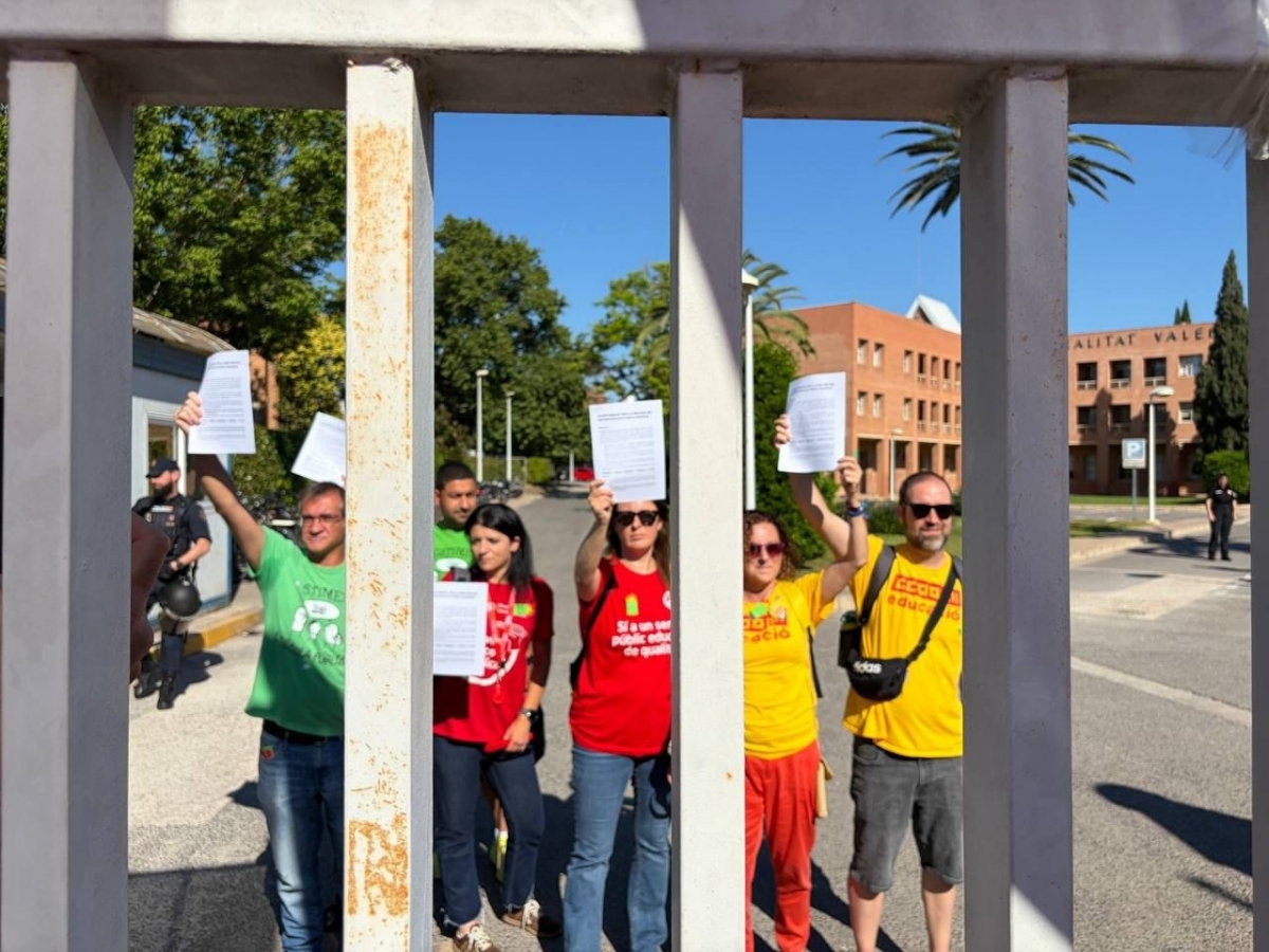 La Conselleria de Educación cierra sus puertas ante una nueva concentración del profesorado