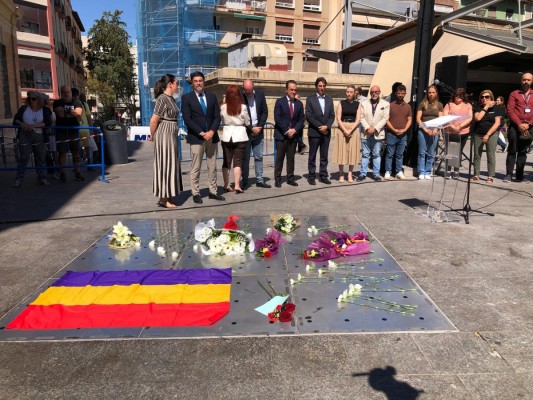 Alicante rinde homenaje a las víctimas del bombardeo del Mercado Central con plante político