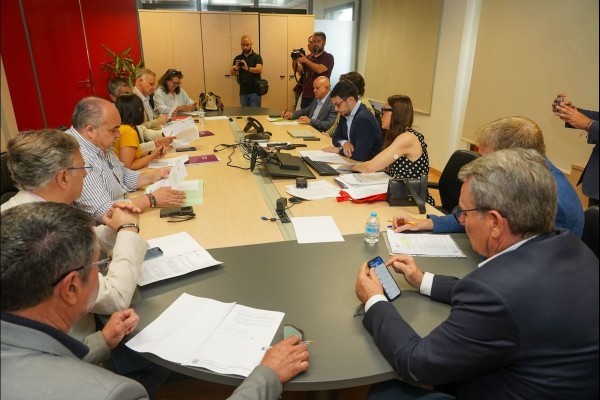 La guerra de las cuentas enfrenta al Gobierno de Arroyo con toda la oposición