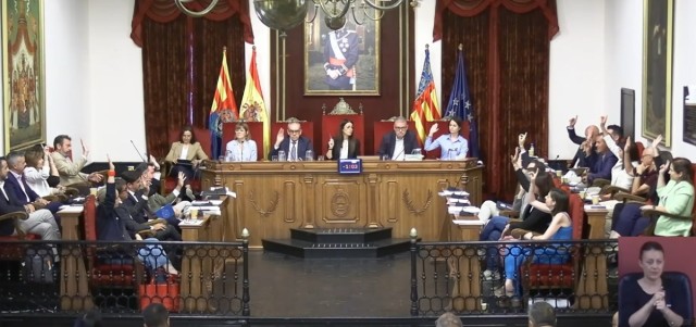 El PP de Elche se desmarca de Vox y rechaza su moción para paralizar la regularización migrante