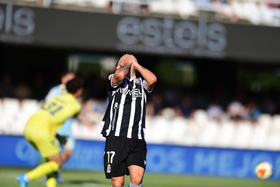 El lamento de Kevin Sánchez tras una ocasión fallada. - Foto: FCC