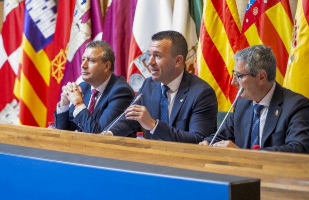 Mompó reclama una financiación justa para los municipios en la comisión de diputaciones y cabildos de Valencia