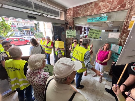 Los Yayoflautas protestan en la Consejería de Salud y exigen 