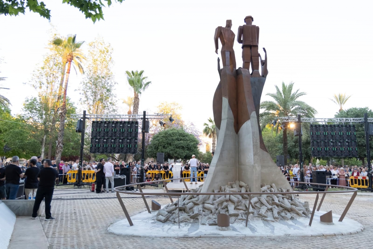 Paiporta inaugura un monumento en recuerdo de las víctimas de la Dana y homenaje al voluntariado