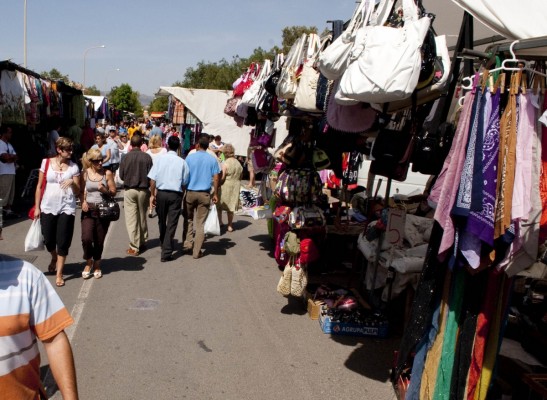 Comercio pacta con los vendedores el traslado de ocho puestos del mercadillo de Cabo de Palos debido a la apertura del nuevo Mercadona