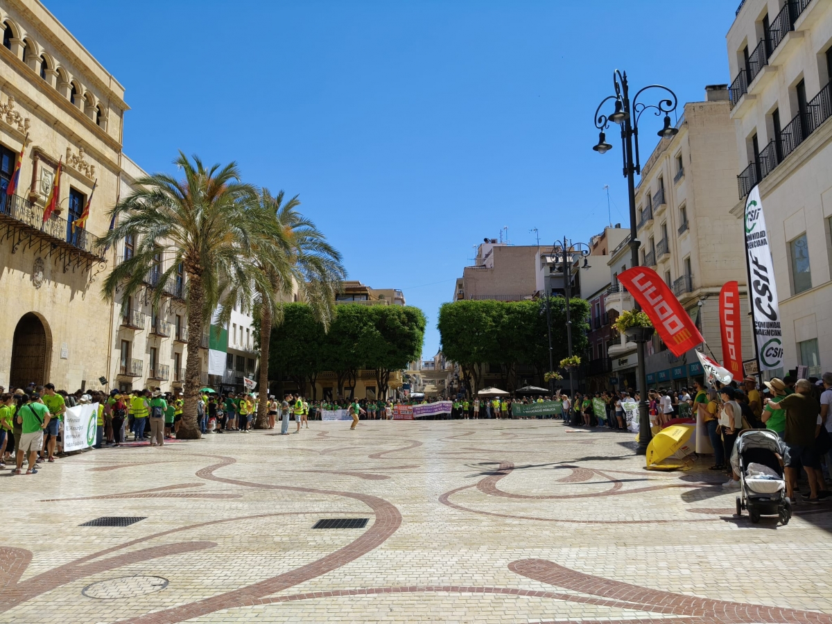 Unión de la corporación en Elche para pedir mejoras educativas mientras docentes y estudiantes 'toman' la Plaça de Baix