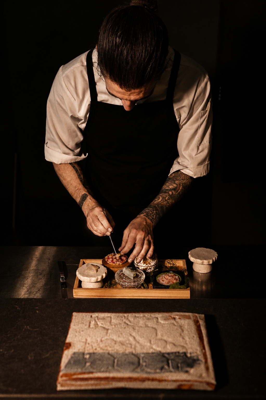 El chef Diego Laso cocinando en la barra de Onami