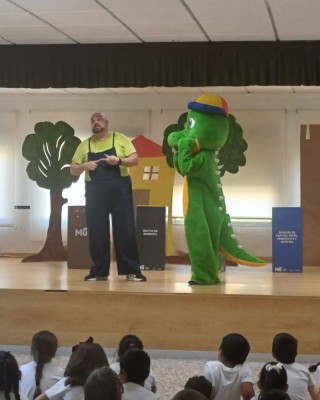 Mula impulsa el contenedor marrón con talleres, juegos y actividades en colegios y barrios